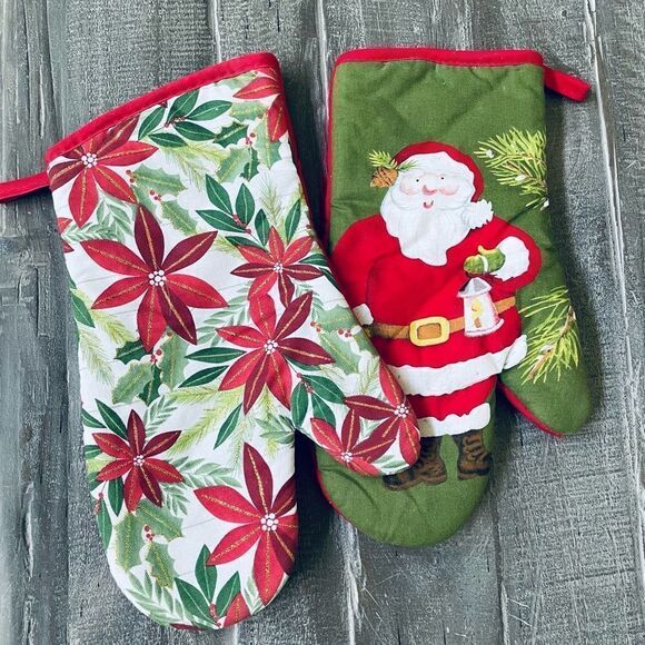 NWOT 2 Christmas Kitchen Oven Mitts - Picture 1 of 1